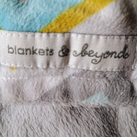 EUC: Blankets & Beyond OSBB Gray & Blue Chevron Carseat Travel Blanket - Picture 3 of 3